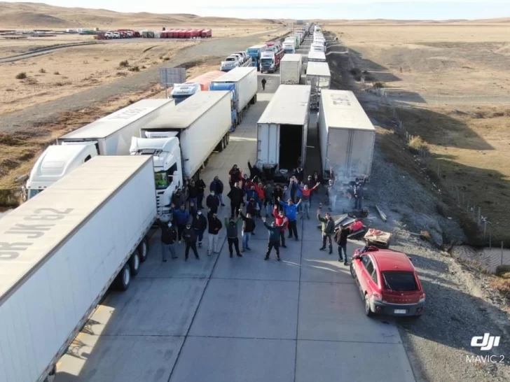 Tensión en el cruce a Tierra del Fuego: intimarían a camioneros chilenos a levantar el piquete