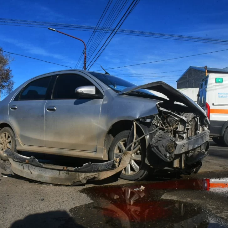 Fuerte choque en la zona céntrica de Río Gallegos: hay personas hospitalizadas