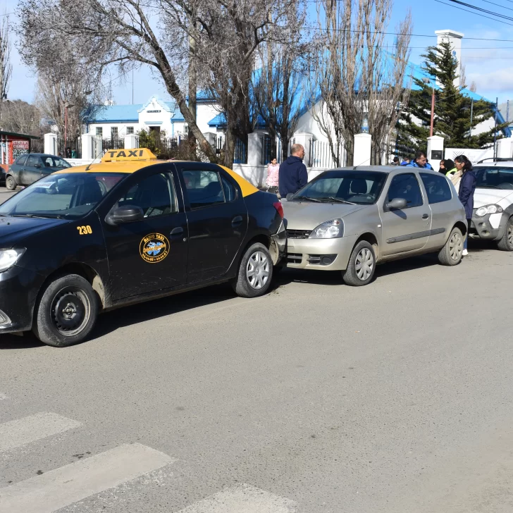 Triple choque en el centro de Río Gallegos: un taxi y dos autos protagonizaron un accidente frente a la Municipalidad