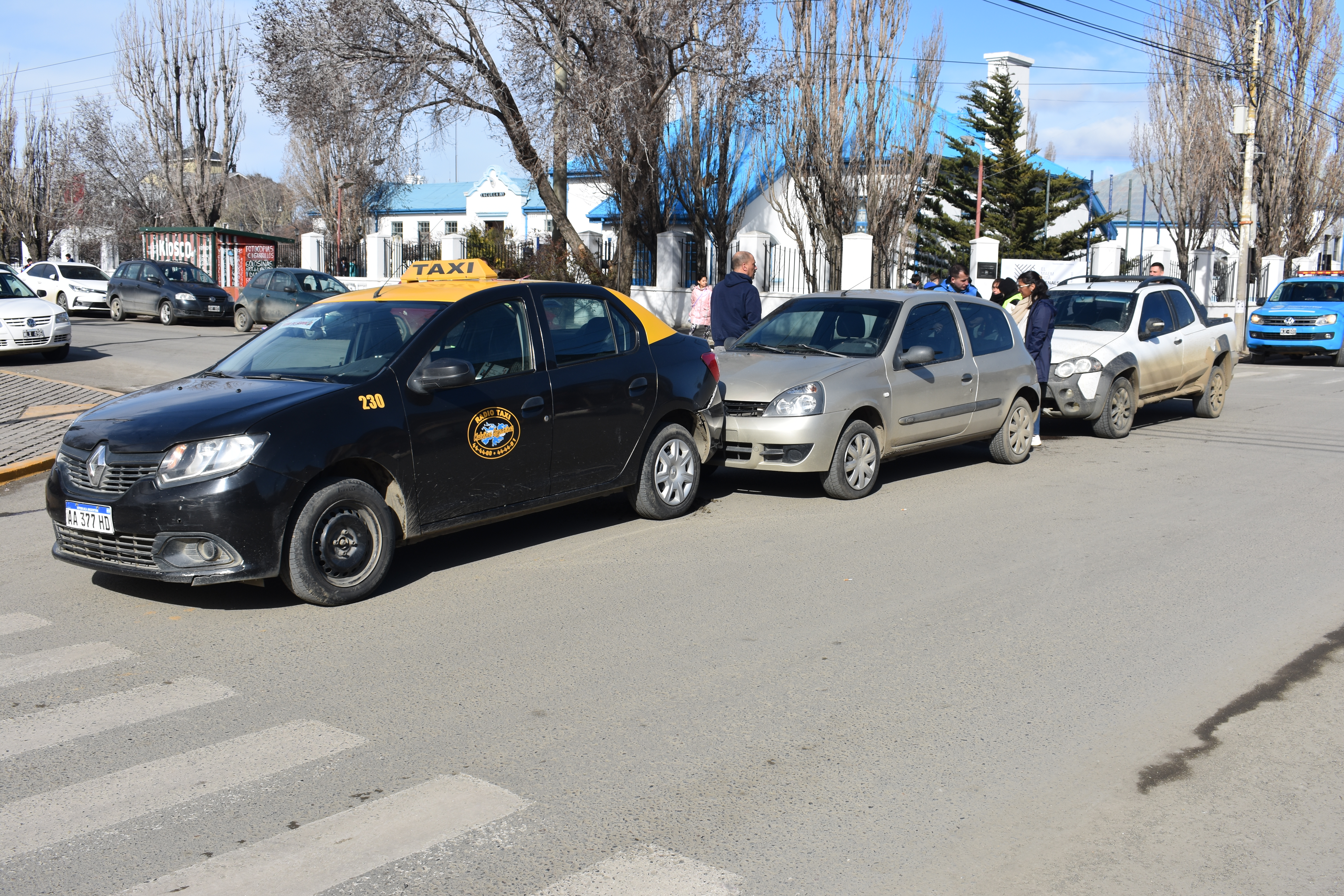 Triple choque en el centro de Río Gallegos: un taxi y dos autos protagonizaron un accidente frente a la Municipalidad