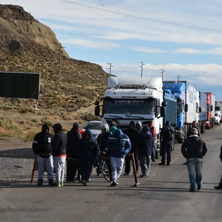 Ex obreros de CPC están cortando la ruta en Caleta