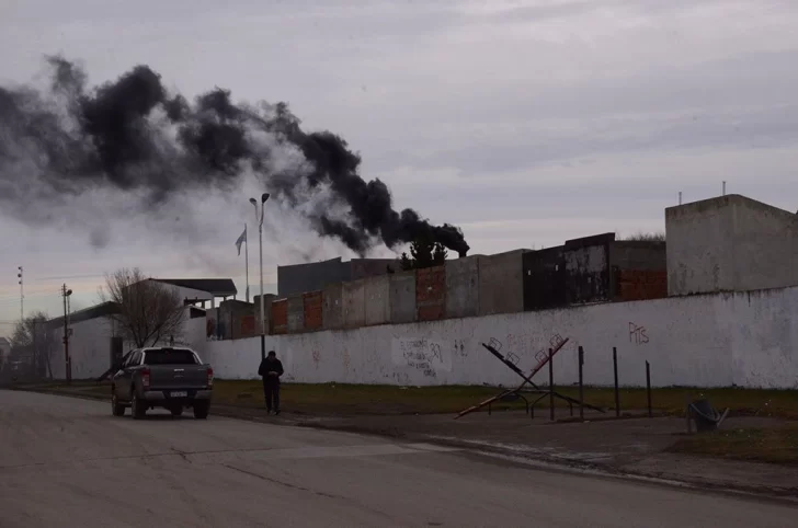 El crematorio volvió a emanar humo negro y no hay soluciones El crematorio volvió a emanar humo negro y no hay soluciones