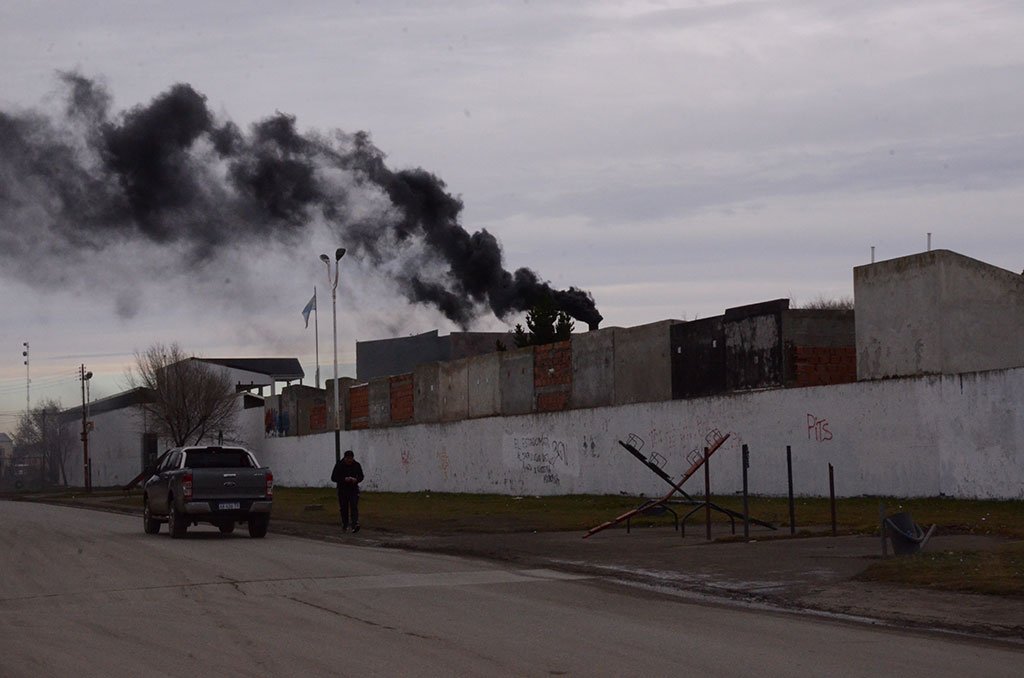 El crematorio volvió a emanar humo negro y no hay soluciones El crematorio volvió a emanar humo negro y no hay soluciones
