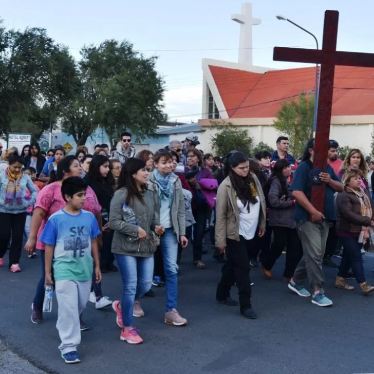 Más de 400 fieles participaron del Vía Crucis en Caleta Olivia
