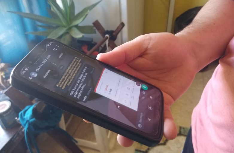 Le hackearon el WhatsApp y estafaron a la hija por 30 mil pesos: es de Caleta Olivia
