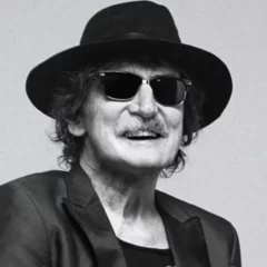 Charly García sorprendió a sus fans y reapareció tocando en un conocido hotel