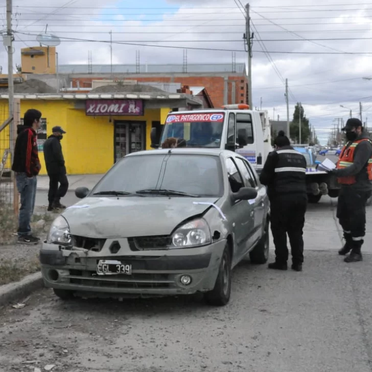 Choque en Río Gallegos: conducía alcoholizado y con un menor en el auto