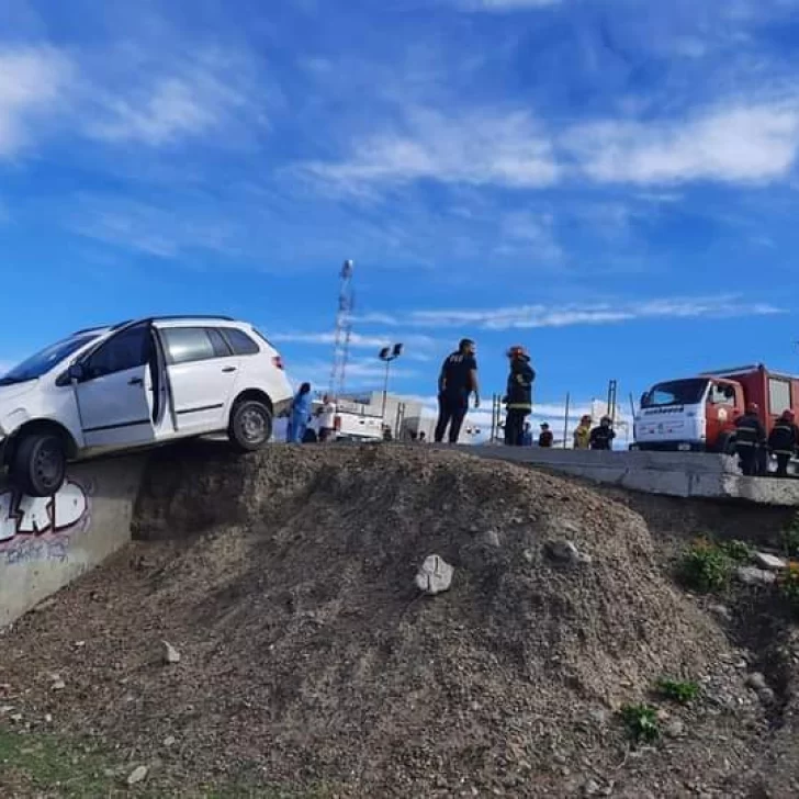 Estacionó en la costanera, pasó por encima del cordón y casi cae a la playa: quedó sobre una estructura de hormigón