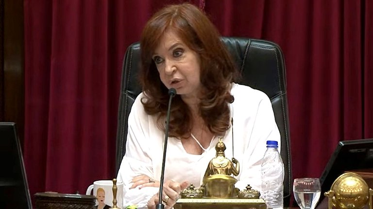 La Comisión Bicameral entrega informe semestral a Cristina Fernández y Sergio Massa La Comisión Bicameral entrega informe semestral a Cristina Fernández y Sergio Massa