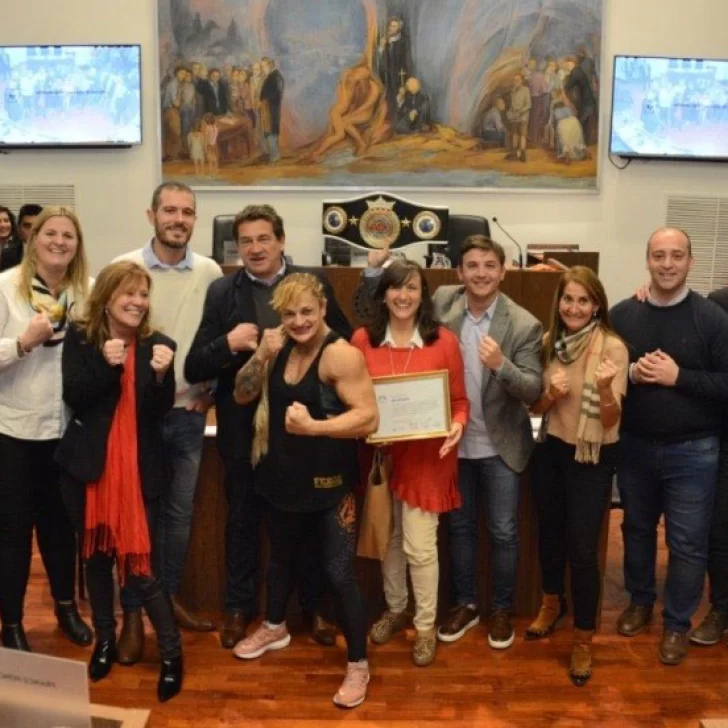 Reconocieron a “Locomotora” Oliveras por la “Pelea del Siglo”