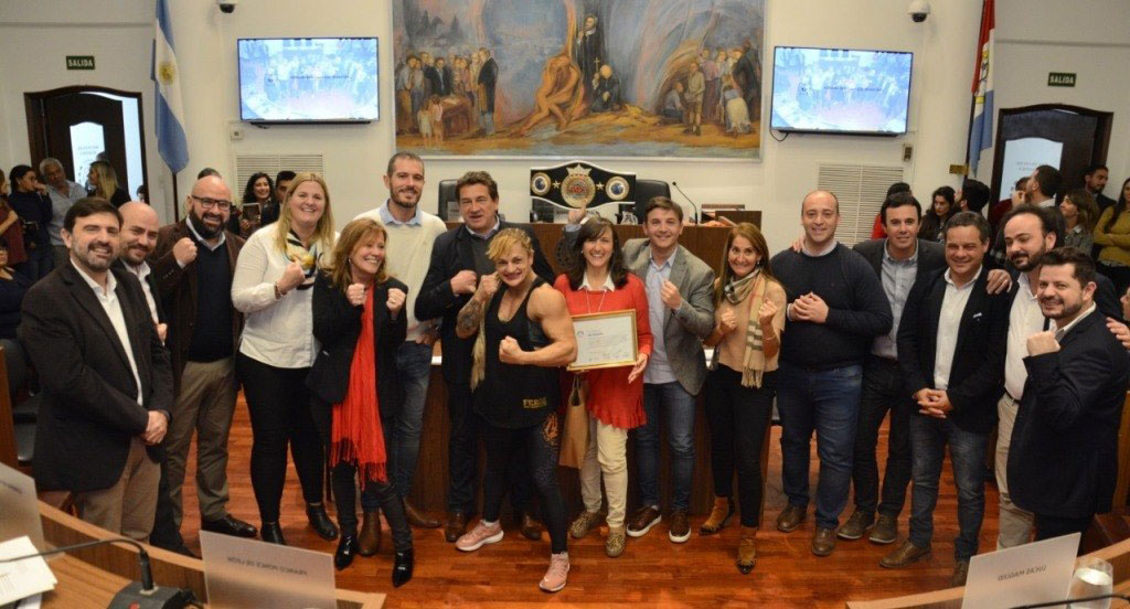 Reconocieron a “Locomotora” Oliveras por la “Pelea del Siglo”