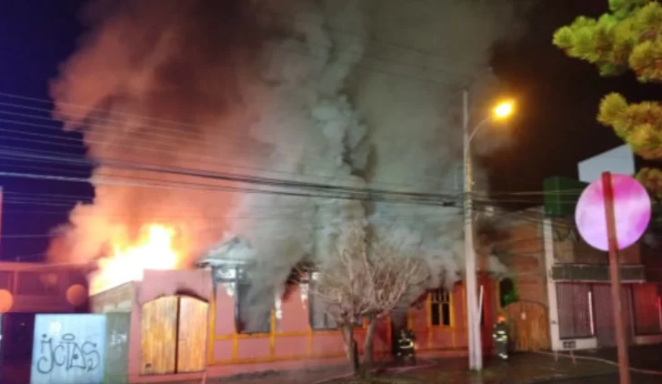 Voraz incendio consumió por completo un restaurante en Punta Arenas