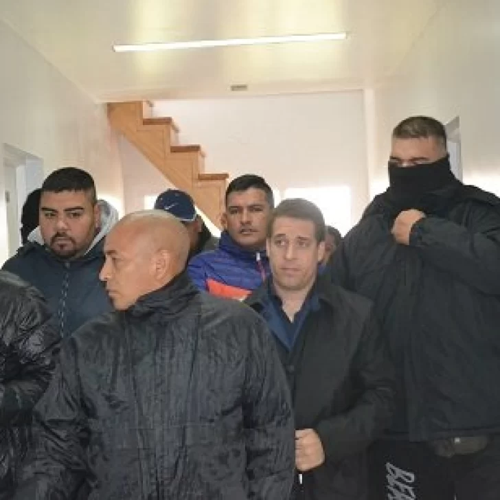 Luego de la suspensión de la sesión del Concejo de Río Turbio, el concejal Zeidán salió a la calle fuertemente custodiado