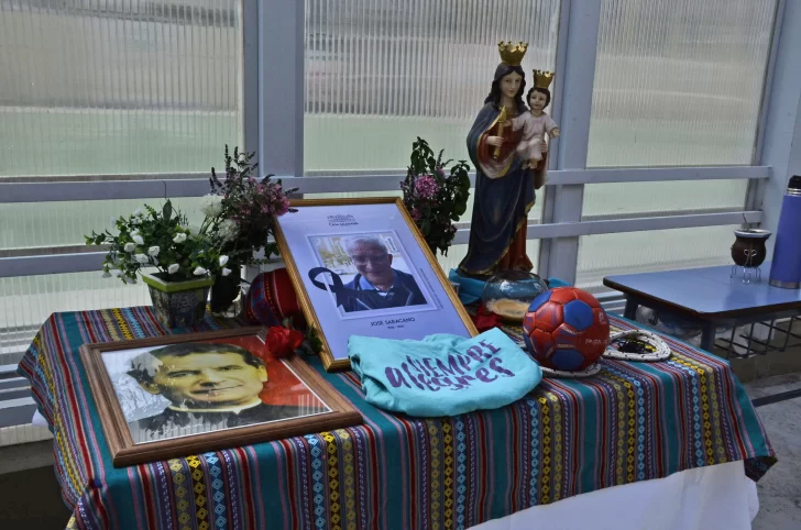 Con un altar, la comunidad despide a José Saracano: “Él es el emblema de nuestro Colegio Salesiano”.