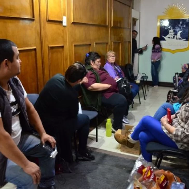 Facilitadores Familiares inician paro por tiempo indeterminado por falta de pago Facilitadores Familiares inician paro por tiempo indeterminado por falta de pago