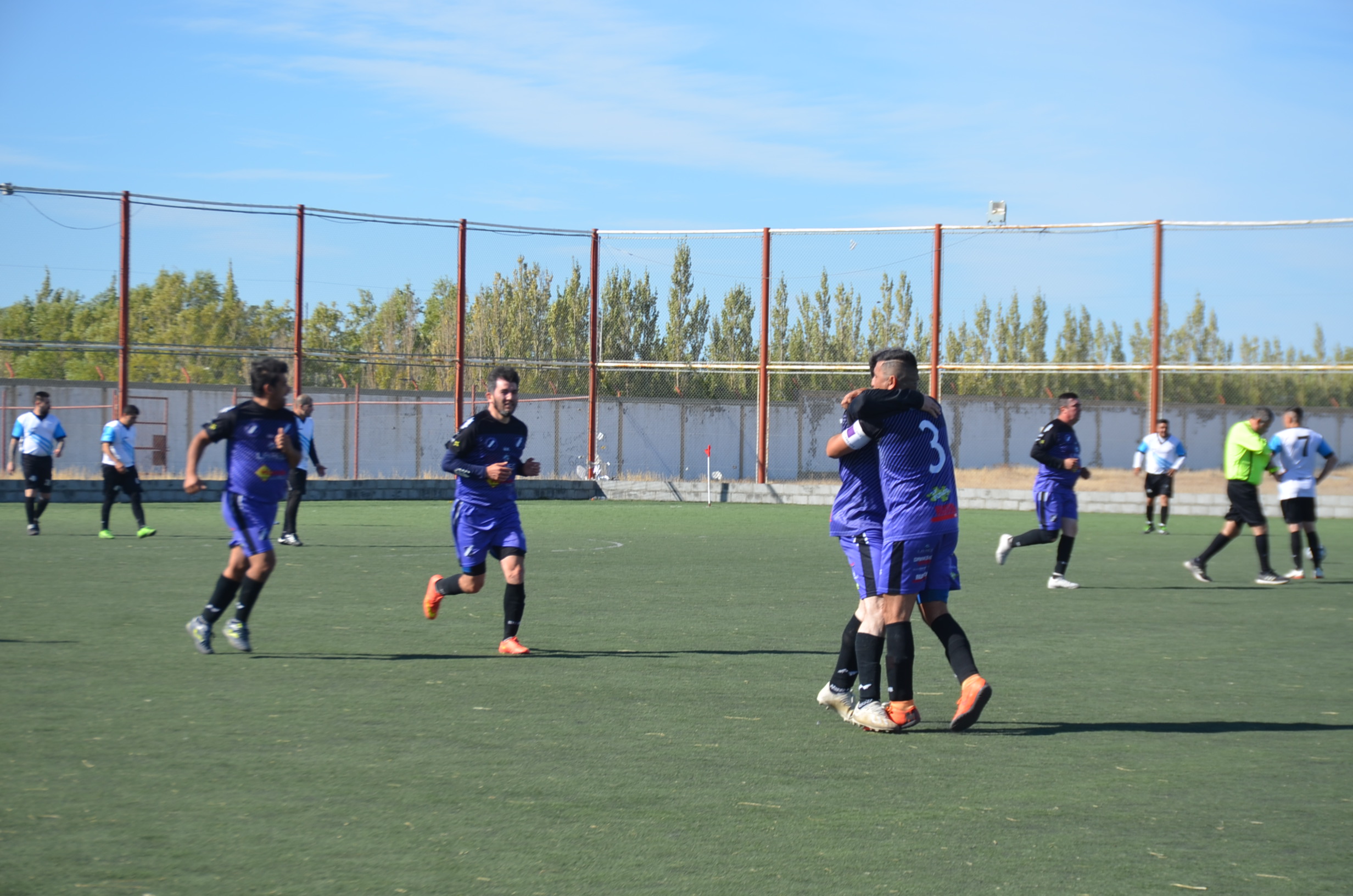 La vuelta del fútbol Senior en fotos: Estrella del Este y Vial son los nuevos semifinalistas