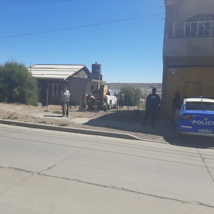 Violento desalojo a una mujer de 78 años: le cortaba los servicios y le cambió la cerradura