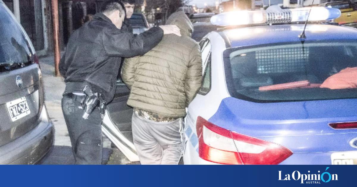 Una mujer fue golpeada en la calle por su pareja y la policía la salvó ...