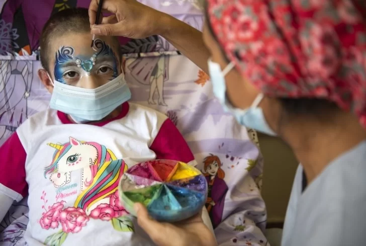 Enfermeras del Garrahan maquillan a niños con quemaduras graves para estimular su recuperación