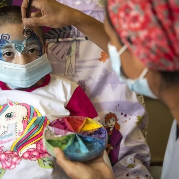 Enfermeras del Garrahan maquillan a niños con quemaduras graves para estimular su recuperación