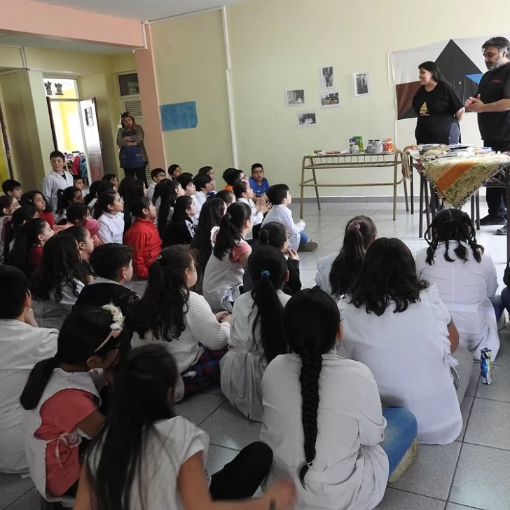 Alumnos de la EPP 70 recibieron charla sobre la comunidad tehuelche de ayer y de hoy