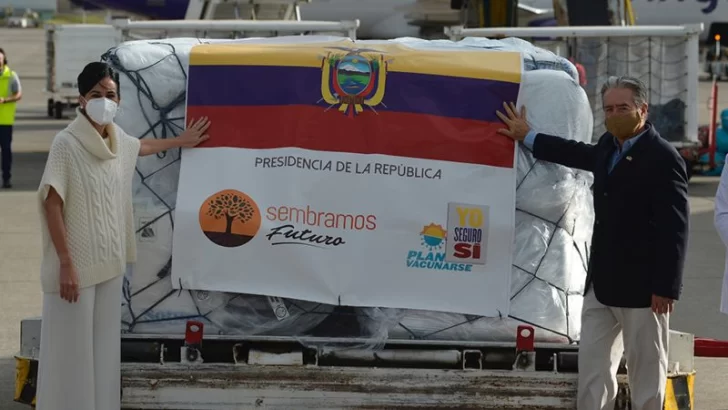 Escándalo en Ecuador: el ministro de Salud decidió vacunar primero a sus familiares