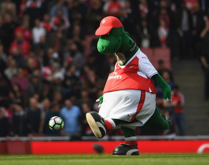 El Arsenal despidió a “Gunnersaurus” y los  hinchas se indignaron