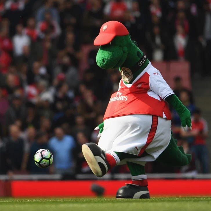 El Arsenal despidió a “Gunnersaurus” y los  hinchas se indignaron