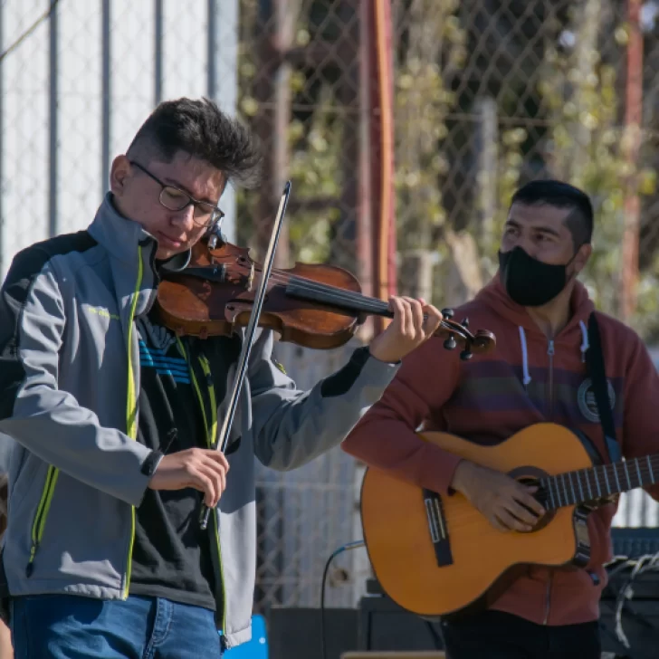 Este domingo realizarán un encuentro de bandas y artesanos en el Autocine de Caleta Olivia