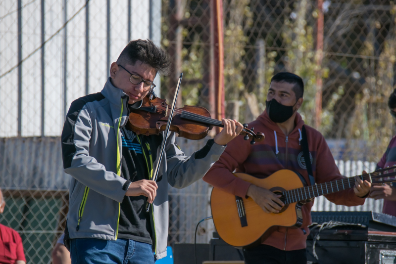 Este domingo realizarán un encuentro de bandas y artesanos en el Autocine de Caleta Olivia