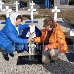 Por primera vez, familiares de caídos del Escuadrón Alacrán de Gendarmería visitaron el cementerio de Darwin