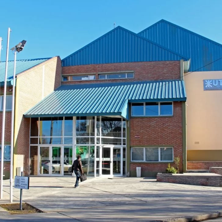 Padres de alumnos del industrial EIPE no quieren que sus hijos sean sacados de la UTN