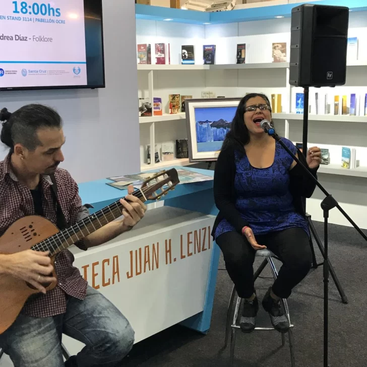 Con la música de Andrea Díaz se cerró la participación de la provincia en la Feria del Libro Con la música de Andrea Díaz se cerró la participación de la provincia en la Feria del Libro