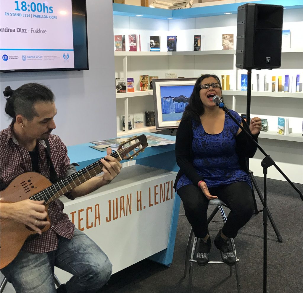 Con la música de Andrea Díaz se cerró la participación de la provincia en la Feria del Libro Con la música de Andrea Díaz se cerró la participación de la provincia en la Feria del Libro