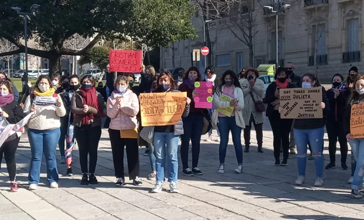 Mujeres unidas por el dolor marcharon en Beravebú por el femicidio de Julieta Del Pino