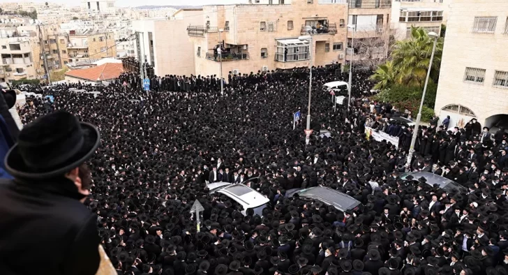En plena cuarentena, cerca de 20 mil personas asistieron al funeral de un rabino en Jerusalén