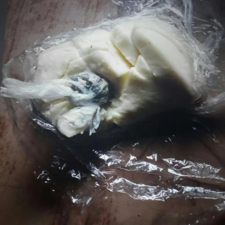 Le quiso pasar droga a un detenido adentro de un queso cremoso y pagó una multa para no ir presa Le quiso pasar droga a un detenido adentro de un queso cremoso y pagó una multa para no ir presa