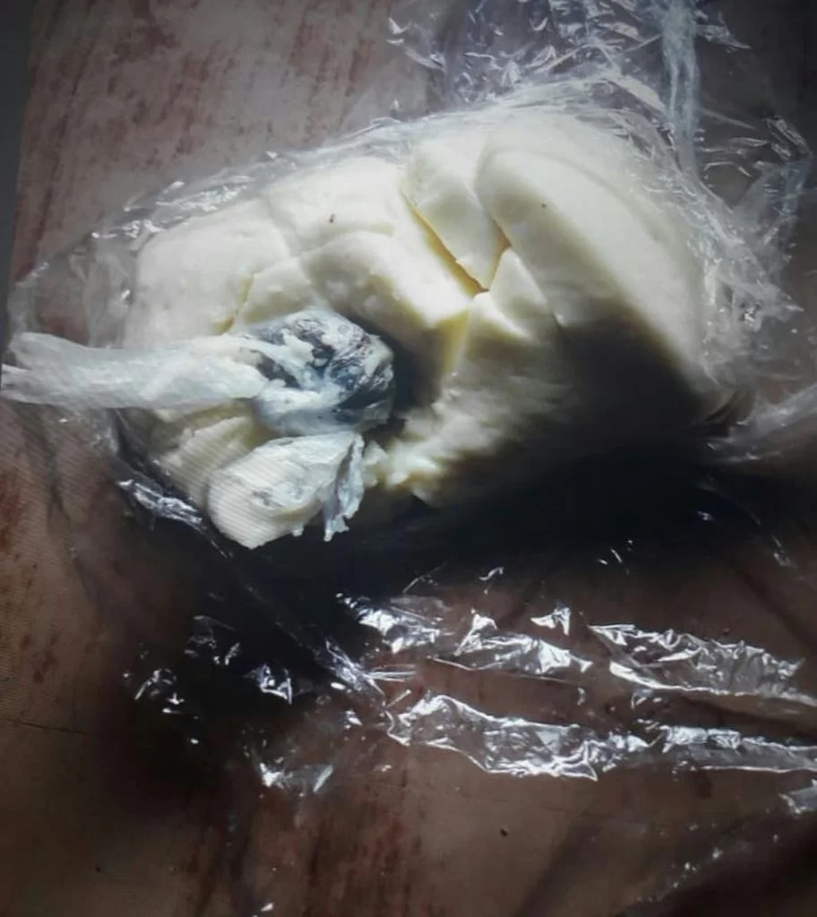 Le quiso pasar droga a un detenido adentro de un queso cremoso y pagó una multa para no ir presa Le quiso pasar droga a un detenido adentro de un queso cremoso y pagó una multa para no ir presa
