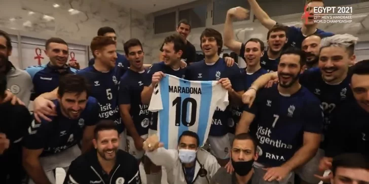 Los Gladiadores homenajearon a Maradona en su avance a la segunda ronda del Mundial de Handball
