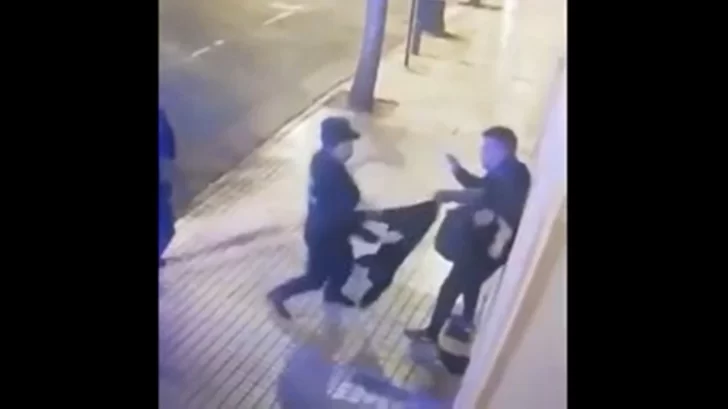 Un policía noqueó a un joven en Córdoba y todo quedó registrado en una cámara de seguridad