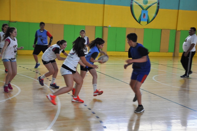 Comenzaron las clases de la escuela de handball en el Gimnasio Lucho Fernández