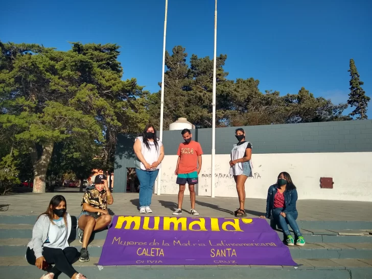 Mumala Caleta Olivia realiza trueque solidario en la plaza 20 de Noviembre