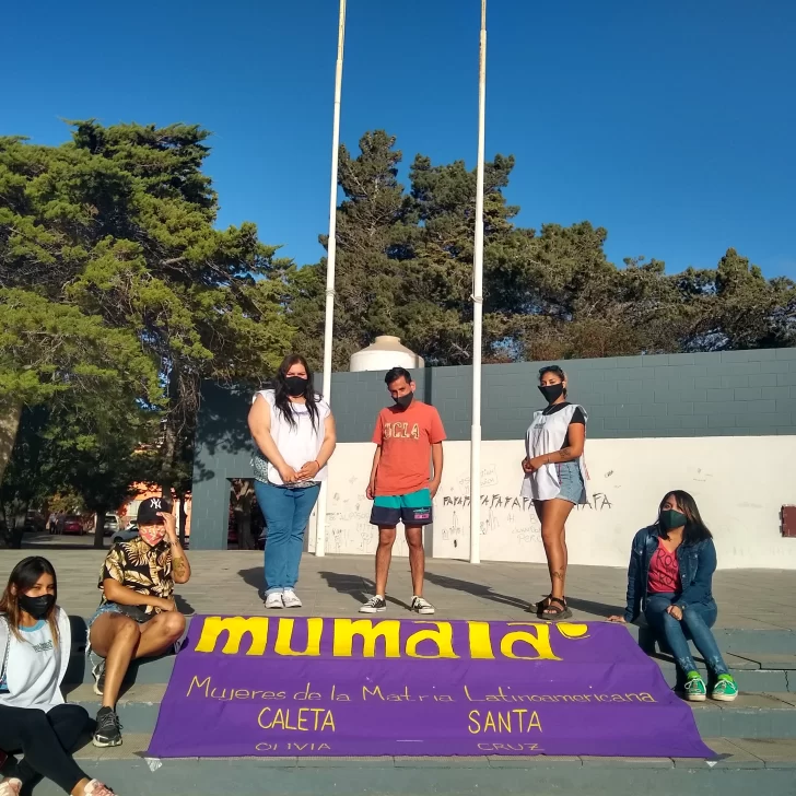 Mumala Caleta Olivia realiza trueque solidario en la plaza 20 de Noviembre