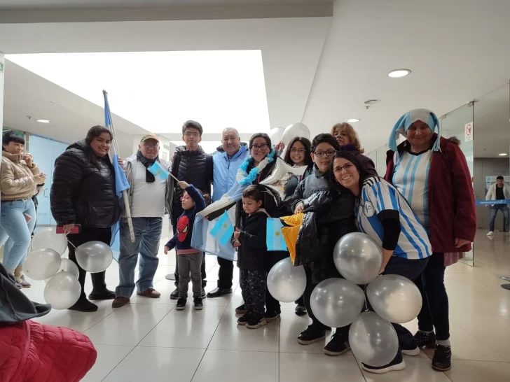 Con todo el color, la familia Naguil recibió al medallista argentino de la Olimpiada Iberoamericana de Matemáticas