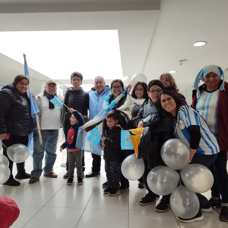 Con todo el color, la familia Naguil recibió al medallista argentino de la Olimpiada Iberoamericana de Matemáticas