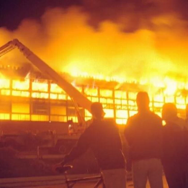Impresionante incendio en el casino de Necochea