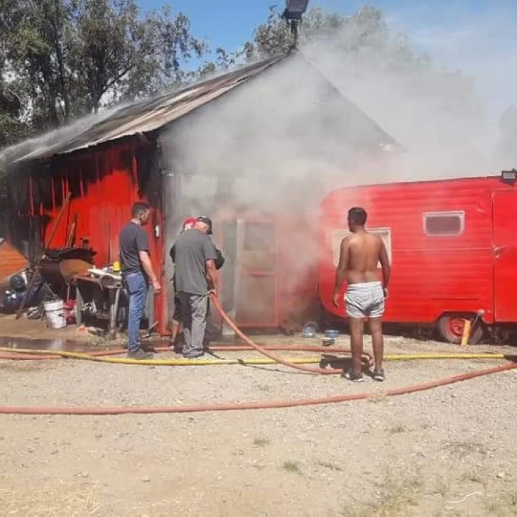 Voraz incendio en el Cuartel de Bomberos Voluntarios de Las Heras
