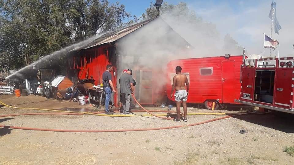 Voraz incendio en el Cuartel de Bomberos Voluntarios de Las Heras