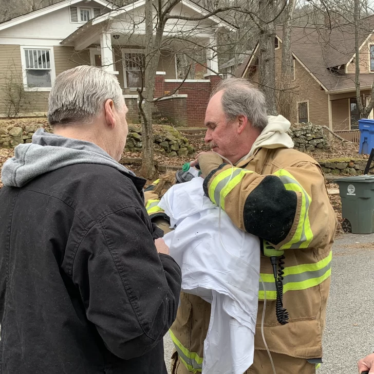 Video. Un hombre se reencontró con su perro después que se incendió su casa Video. Un hombre se reencontró con su perro después que se incendió su casa