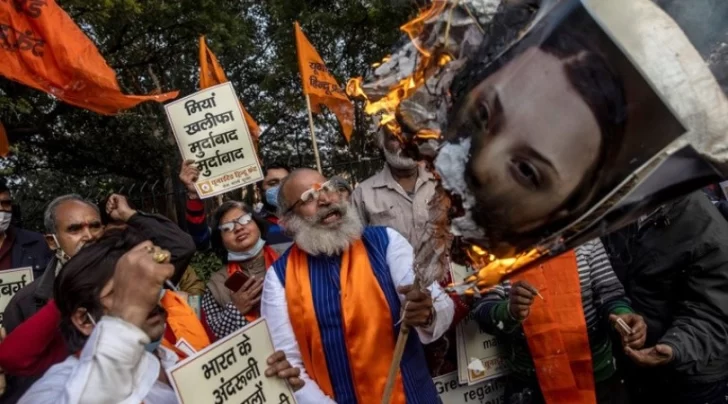 Queman fotos de Rihanna y Greta Thunberg durante protestas en India